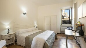 3 quartos, ferros/tábuas de passar roupa, berço de viagem