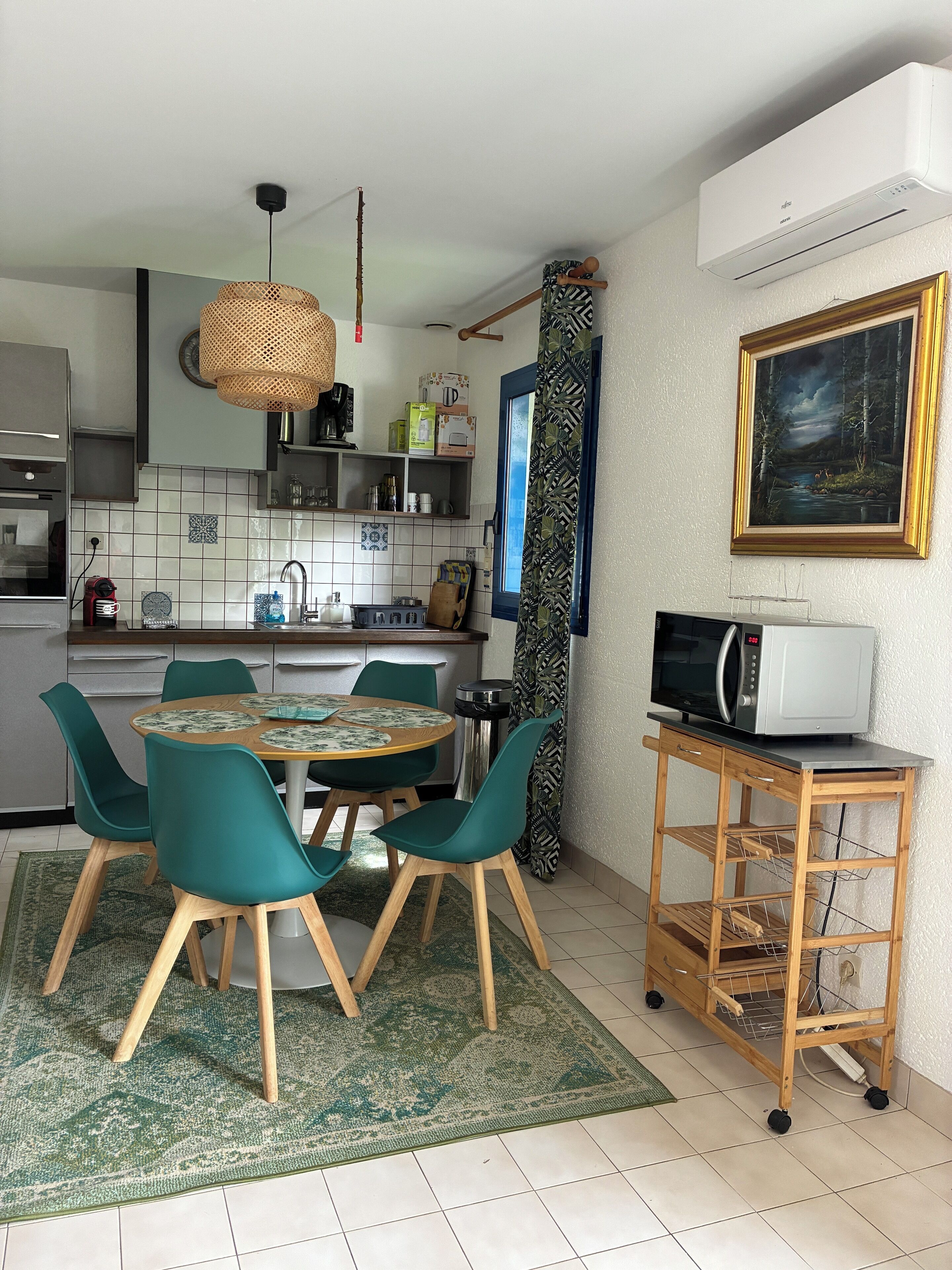 Fridge, oven, stovetop, coffee/tea maker