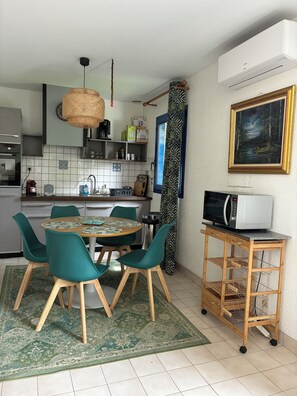 Fridge, oven, stovetop, coffee/tea maker