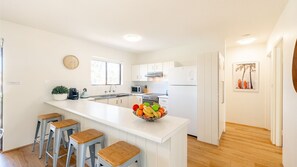 Fridge, microwave, oven, stovetop - Shoreline, 9 1 Intrepid Cl - 200m to Shoal Bay beach and wifi (Nelson Bay)