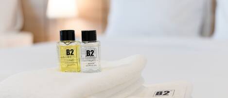 Deux flacons de shampoing revitalisant B2 et de gel douche B2, posés sur une serviette blanche.
