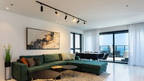 City appartement | Woonruimte | Een 37-inch flatscreentelevisie met kabelzenders en een televisie