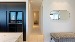 City appartement | 3 slaapkamers, een kluis op de kamer, een bureau