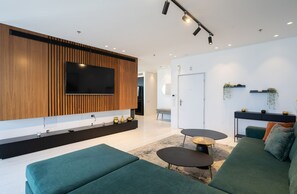 Apartamento City | Zona de estar | Televisión de pantalla plana de 37 pulgadas con canales por cable