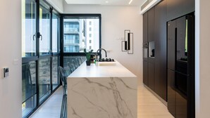 City appartement | Privékeuken | Een espressoapparaat, een koffiezetapparaat/waterkoker, een koelkast