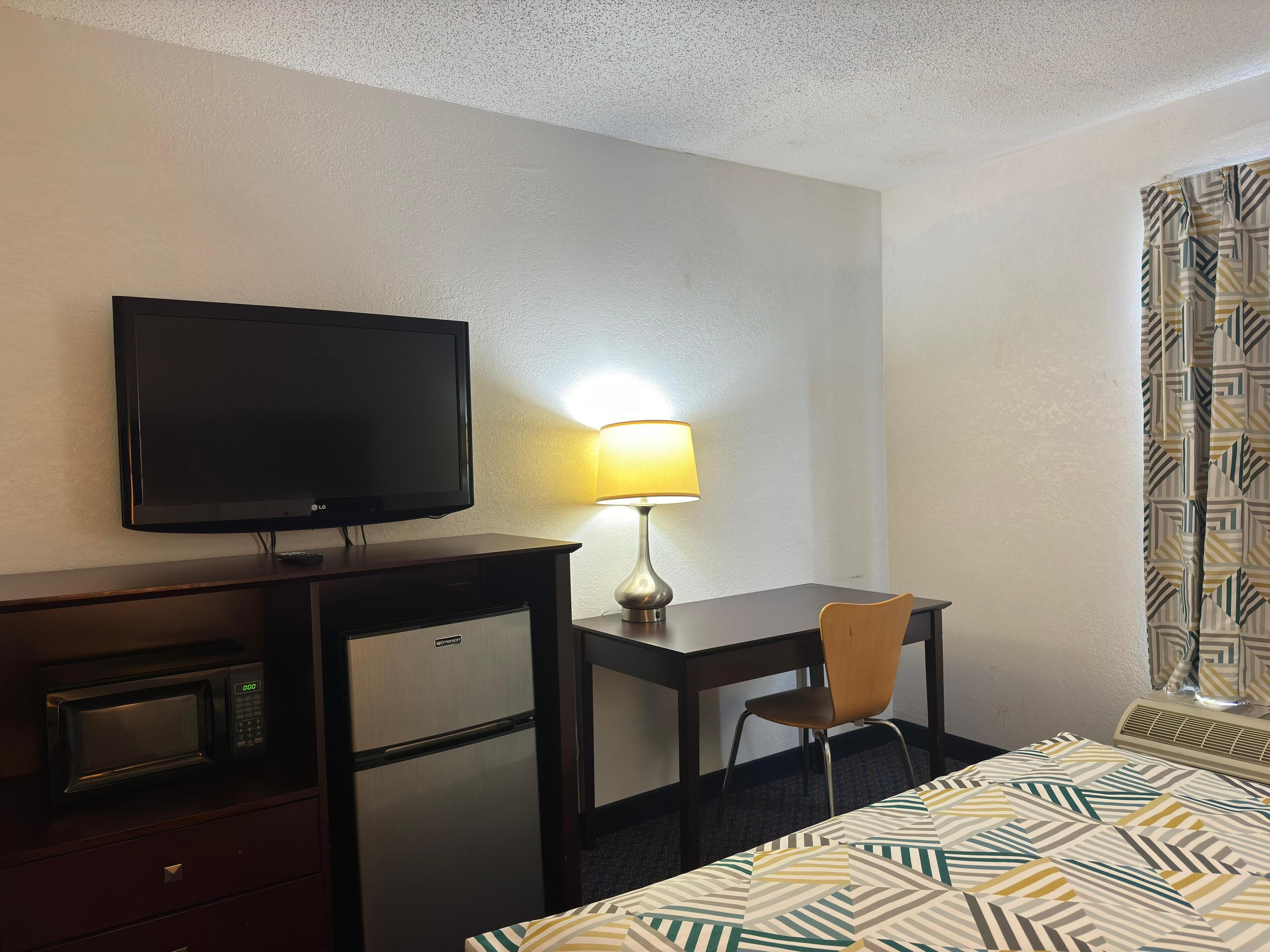 Skrivebord, blendingsgardiner, wi-fi (inkludert) og sengetøy