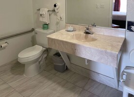 Bañera con ducha, batas, toallas