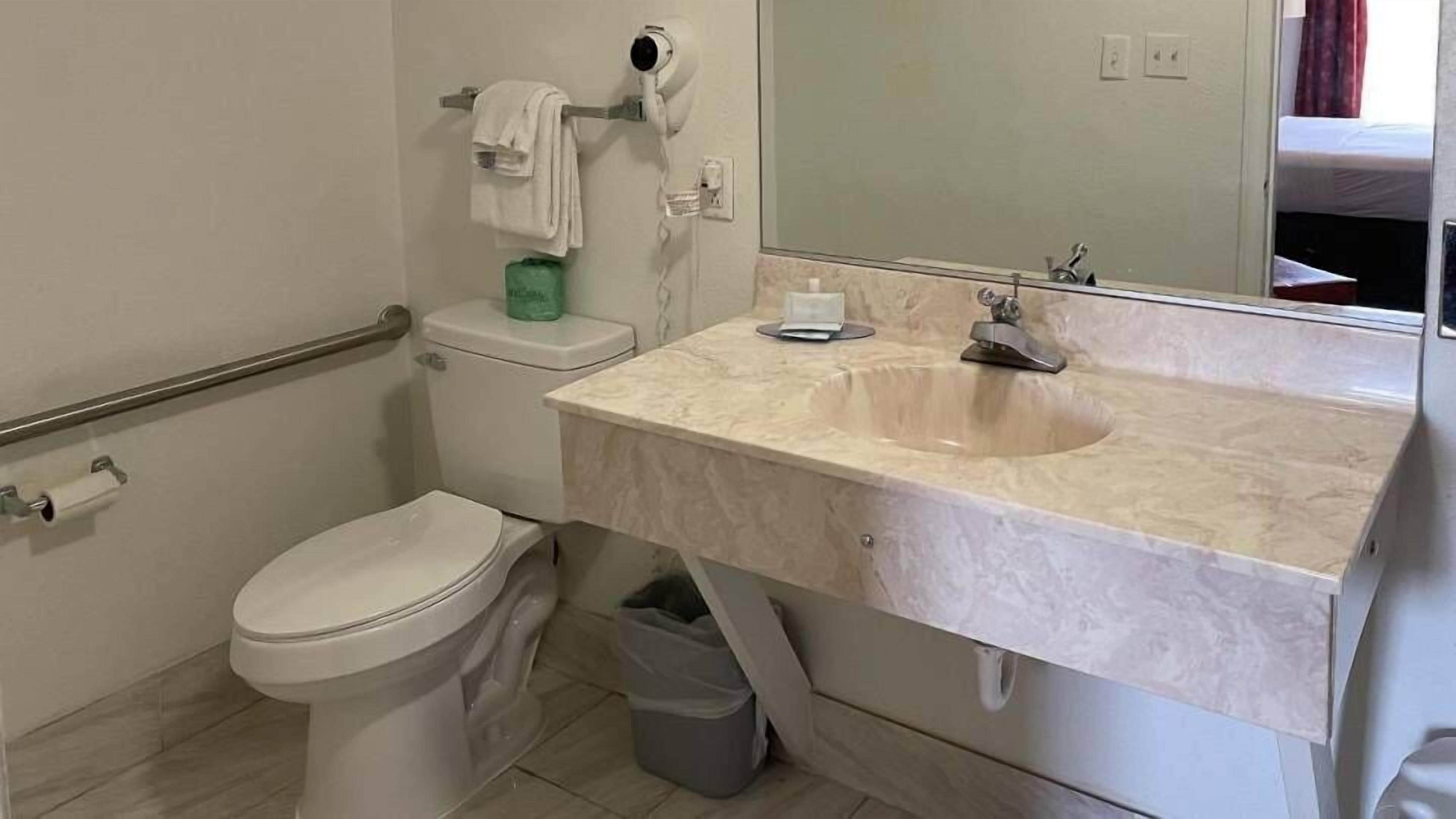 Ensemble douche/baignoire, peignoirs, serviettes fournies