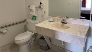 Vòi sen/bồn tắm kết hợp, áo choàng tắm, khăn tắm 