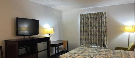 مكتب وستائر تعتيم وواي فاي مجانًا وملاءات أسرّة