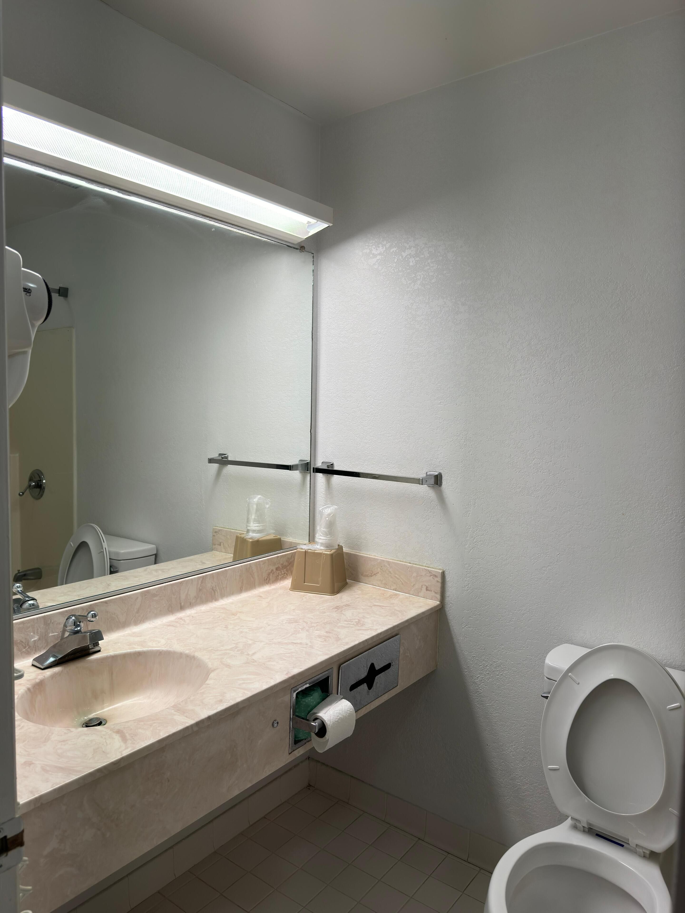 Kombinert dusj/badekar, badekåper og håndklær