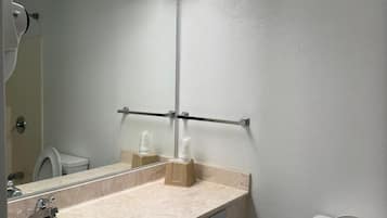 Kombinert dusj/badekar, badekåper og håndklær