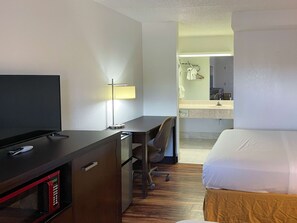 办公桌、遮光窗帘、免费 WiFi、床单