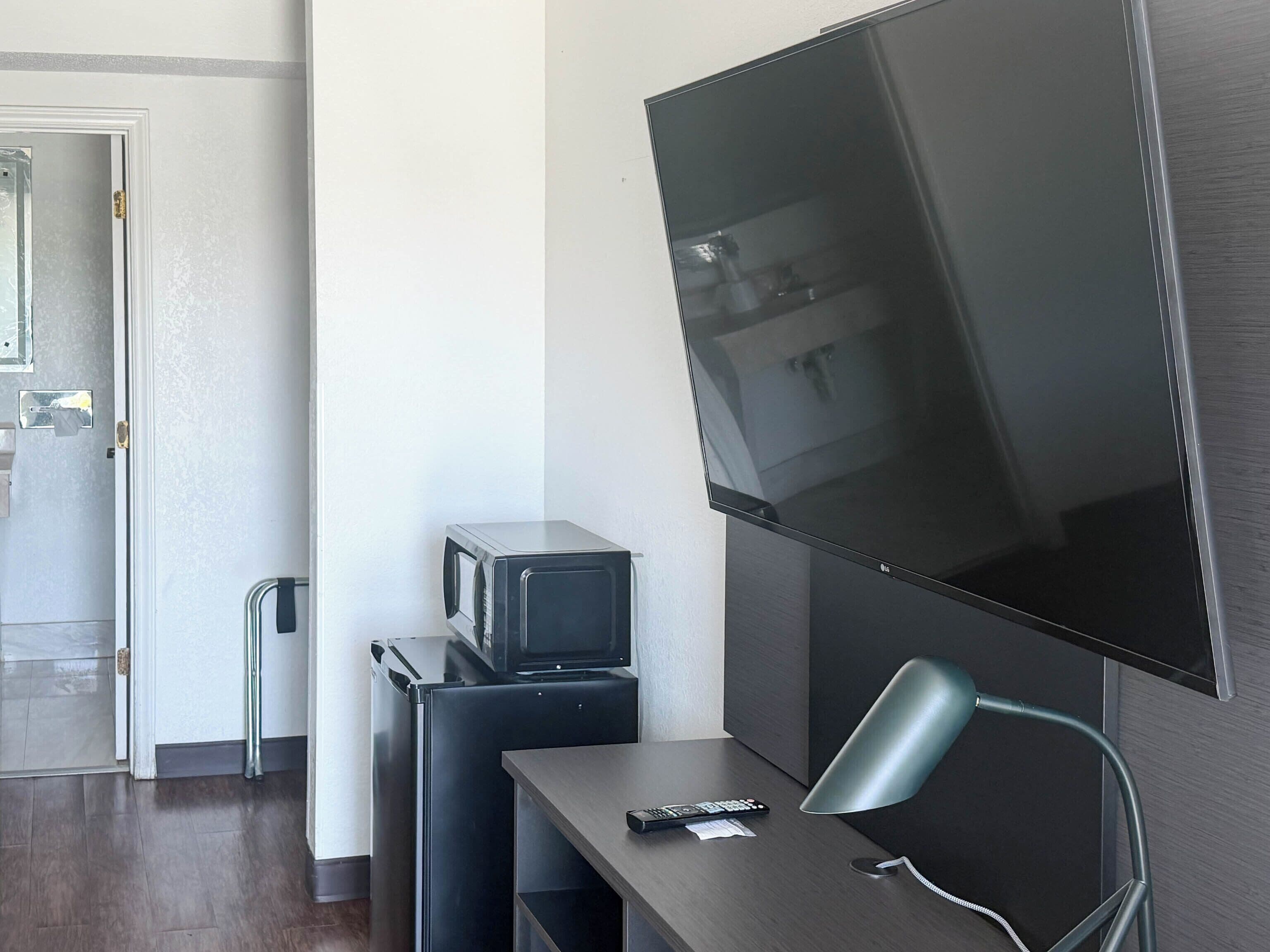 Escritorio, cortinas blackout, wifi gratis y ropa de cama 