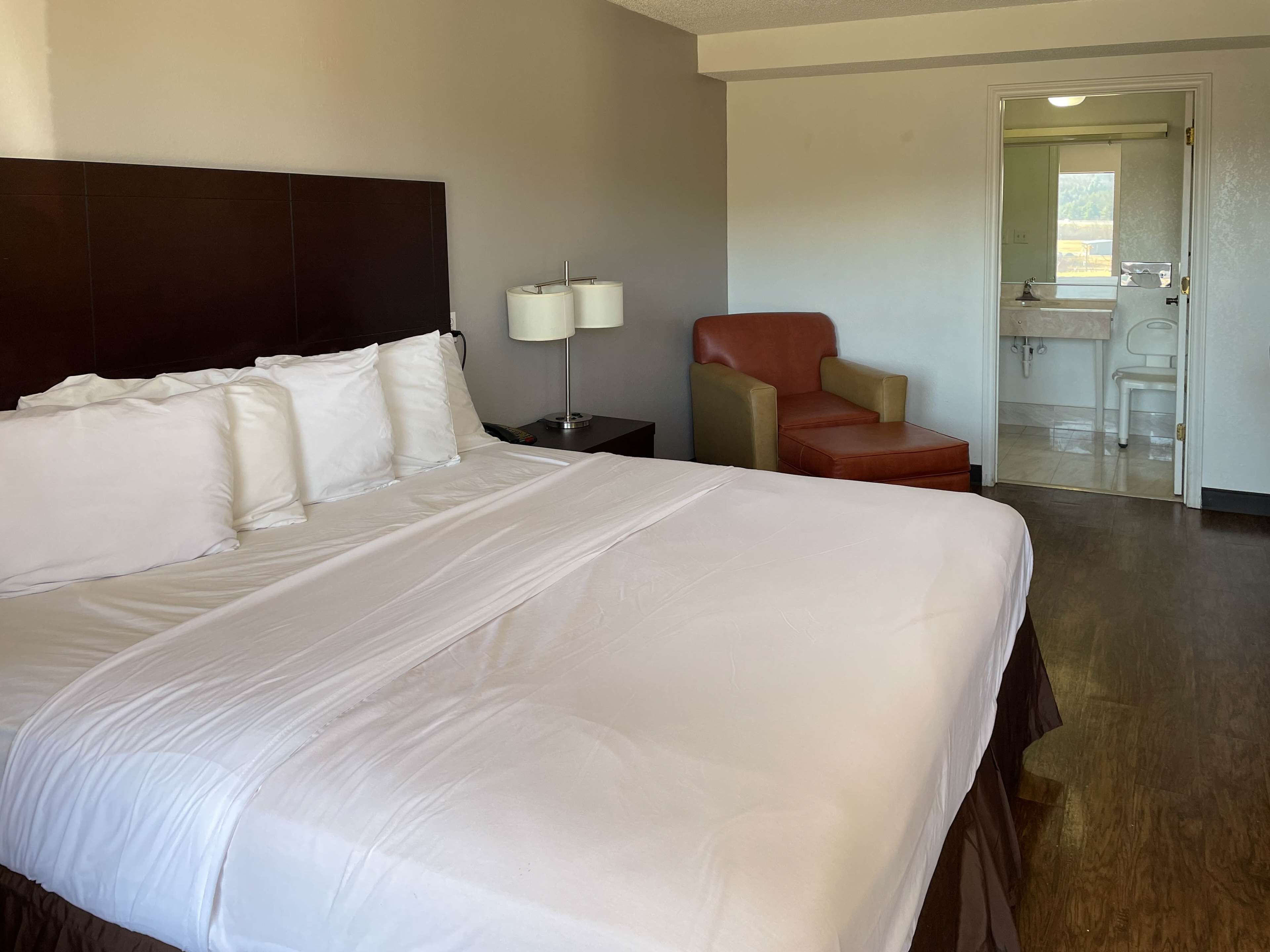 Bàn, màn/rèm cản sáng, truy cập Internet không dây miễn phí 