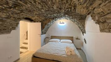 1 bedroom, bed sheets
