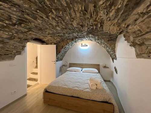 The cave, medieval village between history and Art