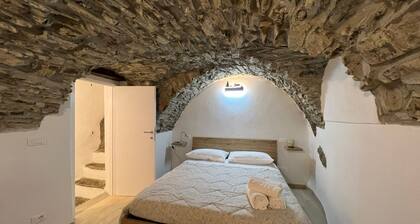 The cave, medieval village between history and Art