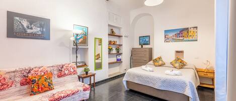 1 dormitorio, tabla de planchar con plancha, wifi y ropa de cama