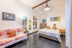 1 dormitorio, tabla de planchar con plancha, wifi y ropa de cama