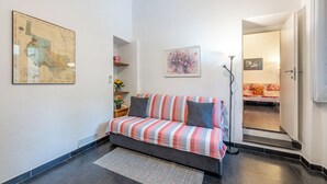 Ein modernes Wohnzimmer mit einer Couch, einer Karte an der Wand und einer Tür zu einem anderen Raum.