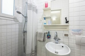 Douche, sèche-cheveux, bidet, serviettes fournies