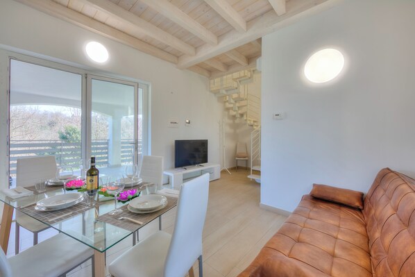 21-英寸电视(配备有线频道)