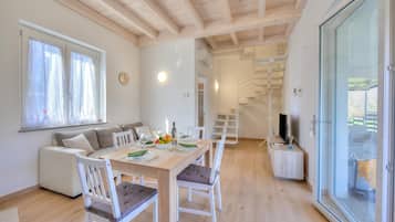 Family Apartment, Multiple Bedrooms, 2 Bathrooms (Sunflower Terrace) | Dining