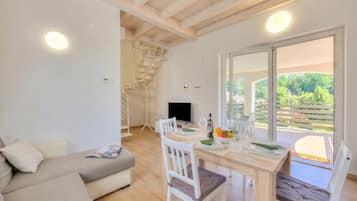 Appartamento familiare, 2 camere da letto, 2 bagni (Sunflower Terrace: Duplex for 4, Walk) | Area soggiorno | TV