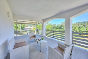 Familienapartment, Mehrere Schlafzimmer, 2 Bäder (Sunflower Terrace) | Terrasse/Patio