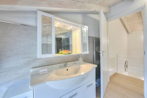 Familienapartment, Mehrere Schlafzimmer, 2 Bäder (Golden Terrace) | Badezimmer | Dusche, Haartrockner, Bidet, Handtücher