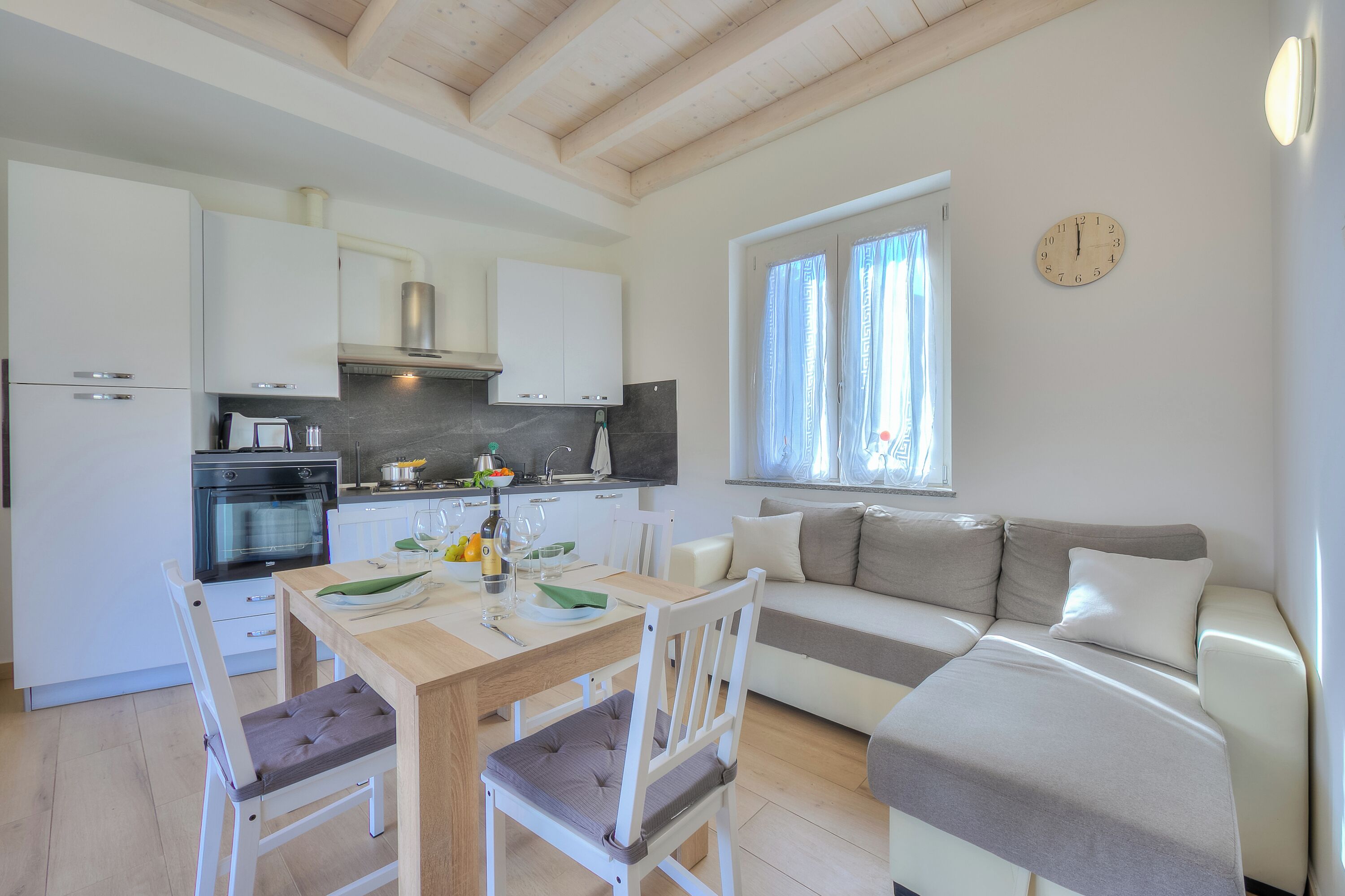 Familie appartement, meerdere slaapkamers, 2 badkamers (Sunflower Terrace) | Woonruimte | Een 21-inch televisie met kabelzenders