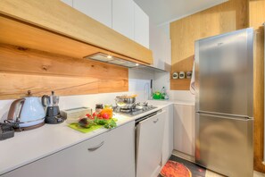 Familielejlighed - 2 soveværelser (Barbarano House - near beach) | Privat køkken | Køleskab, mikrobølgeovn, ovn, kogeplade