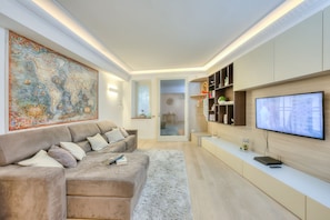 Apartamento família, 2 quartos (Barbarano House - near beach) | Sala de estar | TV