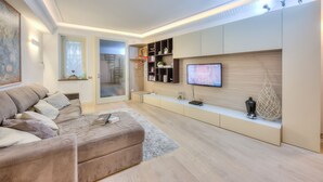 Appartement Familial, 2 chambres (Barbarano House - near beach) | Salle de séjour | Télévision