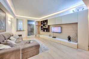 Familienapartment, 2 Schlafzimmer (Barbarano House - near beach) | Wohnzimmer | Fernseher