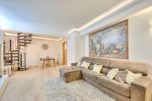 Apartamento família, 2 quartos (Barbarano House - near beach) | Área de estar | TV