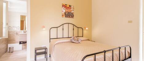 Family Apartment, 3 Bedrooms, 2 Bathrooms (Sicula home in the city center) | 3 bedrooms, laptop workspace, free WiFi, bed sheets