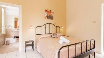 3 camere, postazione laptop, Wi-Fi gratuito, lenzuola