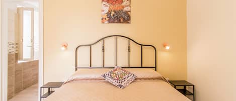 Family Apartment, 3 Bedrooms, 2 Bathrooms (Sicula home in the city center) | 3 bedrooms, laptop workspace, free WiFi, bed sheets