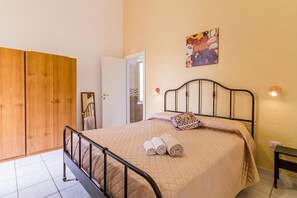 Family Apartment, Multiple Bedrooms, 2 Bathrooms (Sicula home in the city center) | 3 bedrooms, laptop workspace, free WiFi, bed sheets - Sicula home in the city center (Catania)