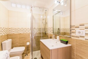 Family Apartment, Multiple Bedrooms, 2 Bathrooms (Sicula home in the city center) | Bathroom | Separate bathtub and shower, hair dryer, bidet, towels - Sicula home in the city center (Catania)