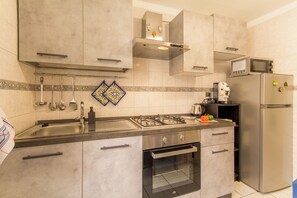 Family Apartment, 3 Bedrooms, 2 Bathrooms (Sicula home in the city center) | Private kitchen | Fridge, microwave, oven, stovetop