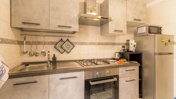 Apartemen Keluarga, beberapa kamar, 2 kamar mandi (Sicula home in the city center) | Dapur pribadi | Lemari es, microwave, oven, dan kompor