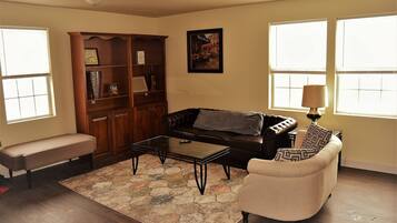 Apartment, 3 Bedrooms, City View | Living area