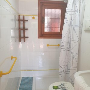 Departamento, 1 habitación | Baño | Regadera y toallas 