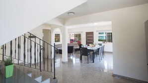 Villa, 4 soverom, privat basseng, hageutsikt | Oppholdsrom