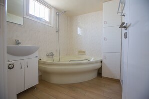 Villa, 4 Schlafzimmer, eigener Pool, Gartenblick | Badezimmer | Kostenlose Toilettenartikel, Handtücher