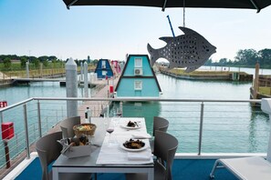 Outdoor dining - Tranquil Marina Azzurra Resort House Boat 2 Bedroom Sleeps 6 A (Lignano Sabbiadoro)