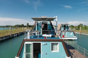 Property grounds - Tranquil Marina Azzurra Resort House Boat 2 Bedroom Sleeps 6 A (Lignano Sabbiadoro)